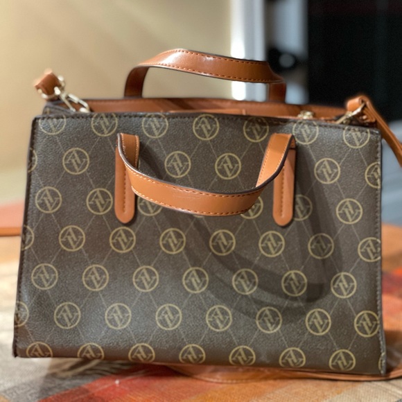 Adrienne Vittadini satchel. - Picture 2 of 3